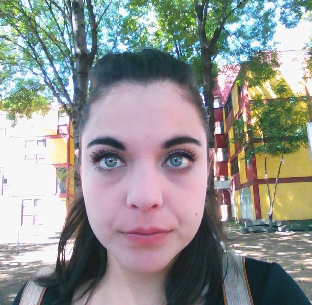 Madre ninfomana de ojos azules prefiere coger con vergon que atender a su bendi mientras chinga