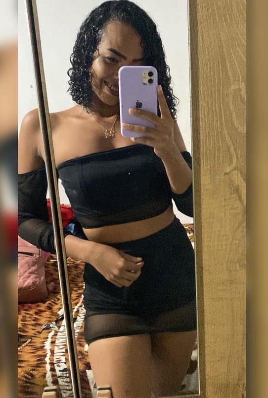 Morena da favela exibindo o quanto ela é cachorra