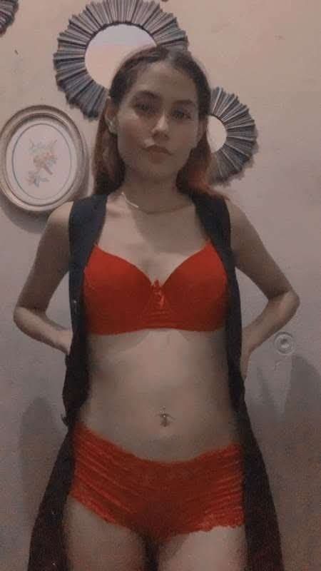 Lesli Michel, una flaquita bien putita que le encanta enseñar sus ricas tetas ?