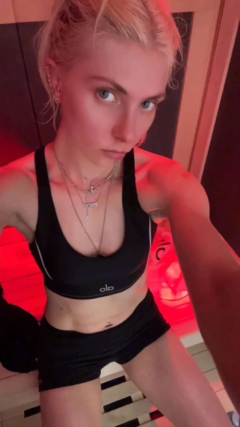 Taylor Momsen Sauna selfies