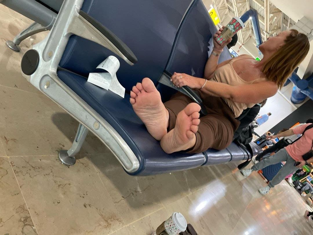 Public barefoot Creeping