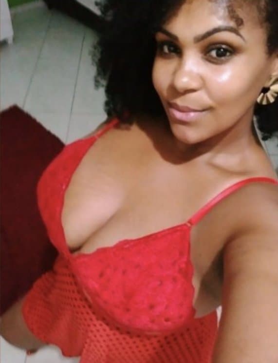 Coroa morena gostosa de Jacareí adora se exibir de lingerie | Coroa rabuda e peituda