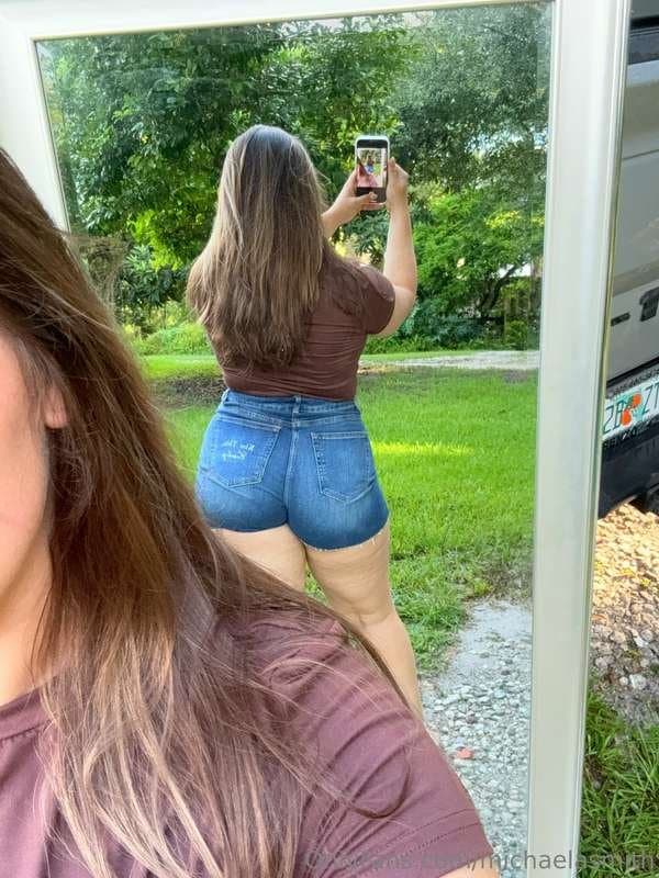 For the fat ass thick white girl lovers