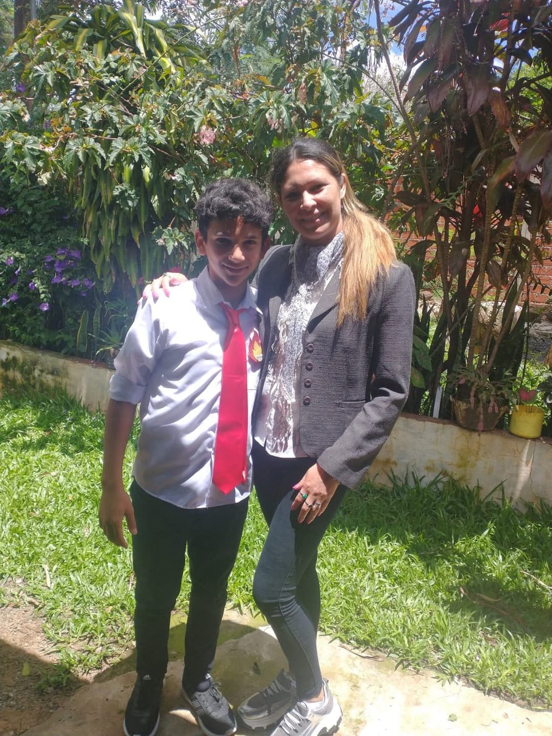 (Que suerte) pensó el alumno graduado de secundaria mientras la maestra se lo chupa