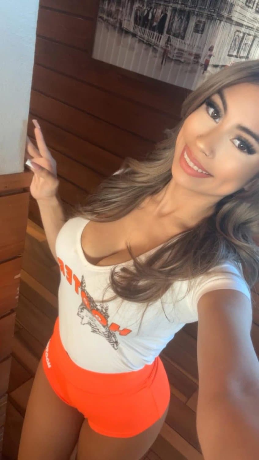 Sexy hooters Latina slut