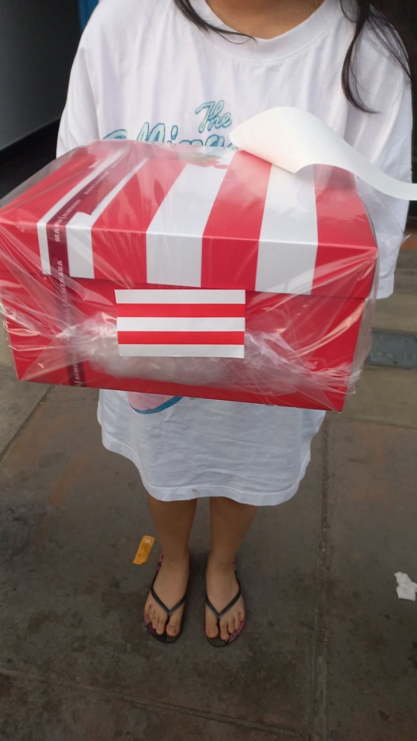 Click to view full size Morrita con hermosas piernas y hermosos pies