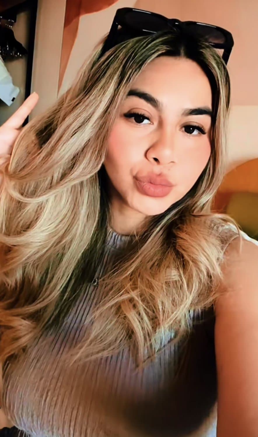 Latina milf with small waist big hips