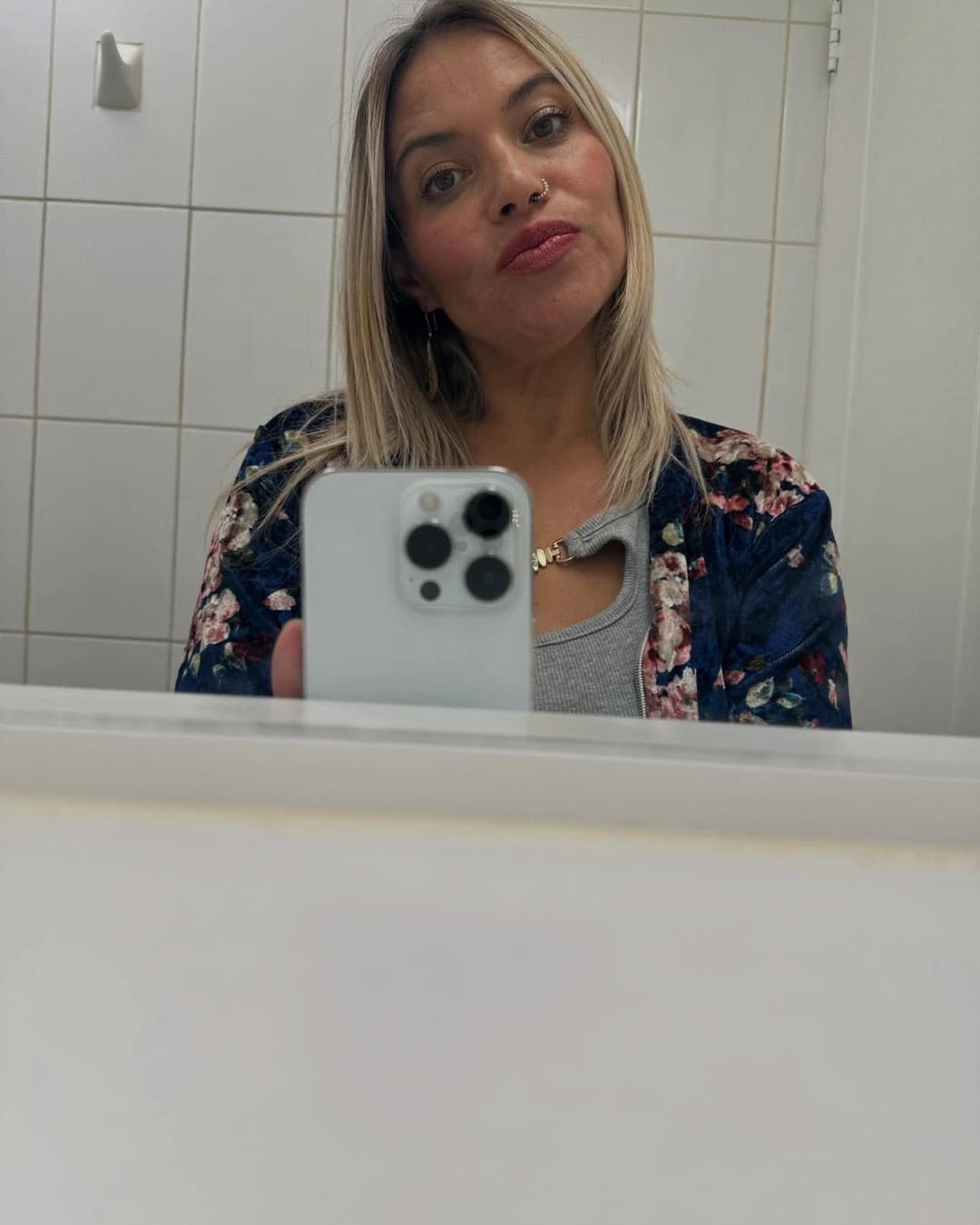 Haberme cogido a la mamá y unos años mas tarde a su hija fue excitante, las dos la chupan delicioso