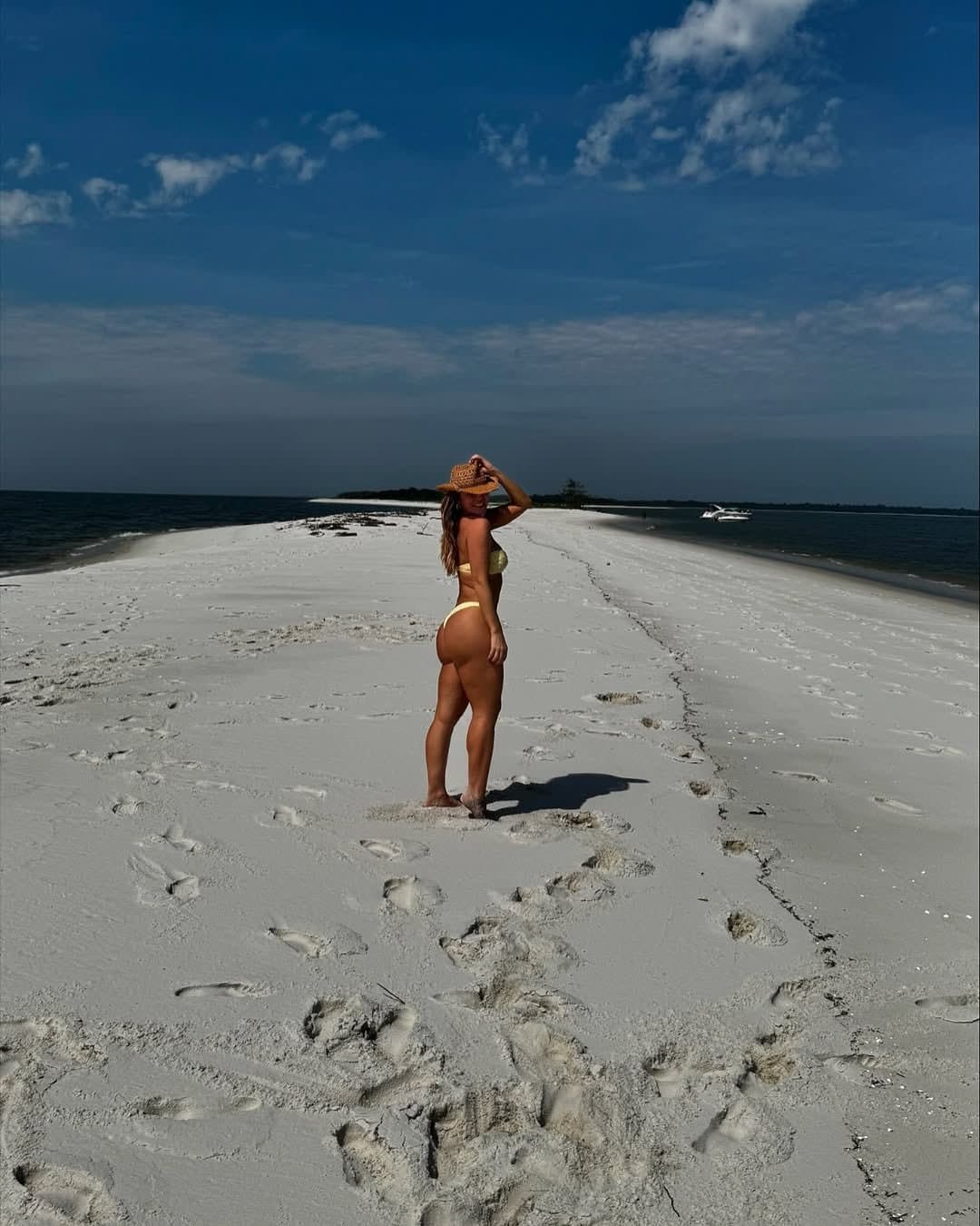 Paola na praia...Paola Oliveira delicia , fofa e linda