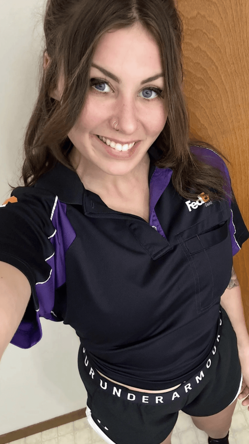 Delivery driver makes herself useful. Give her a back door delivery