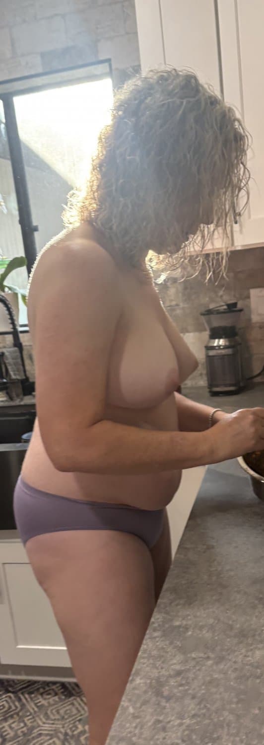 Strangers milf wife naked with sexy tits from USA (dress / undress)