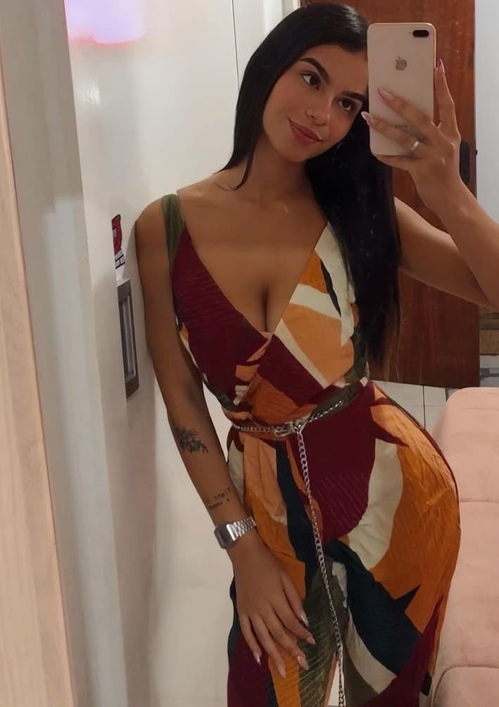 Mulher linda exibindo seu corpo lindo no insta