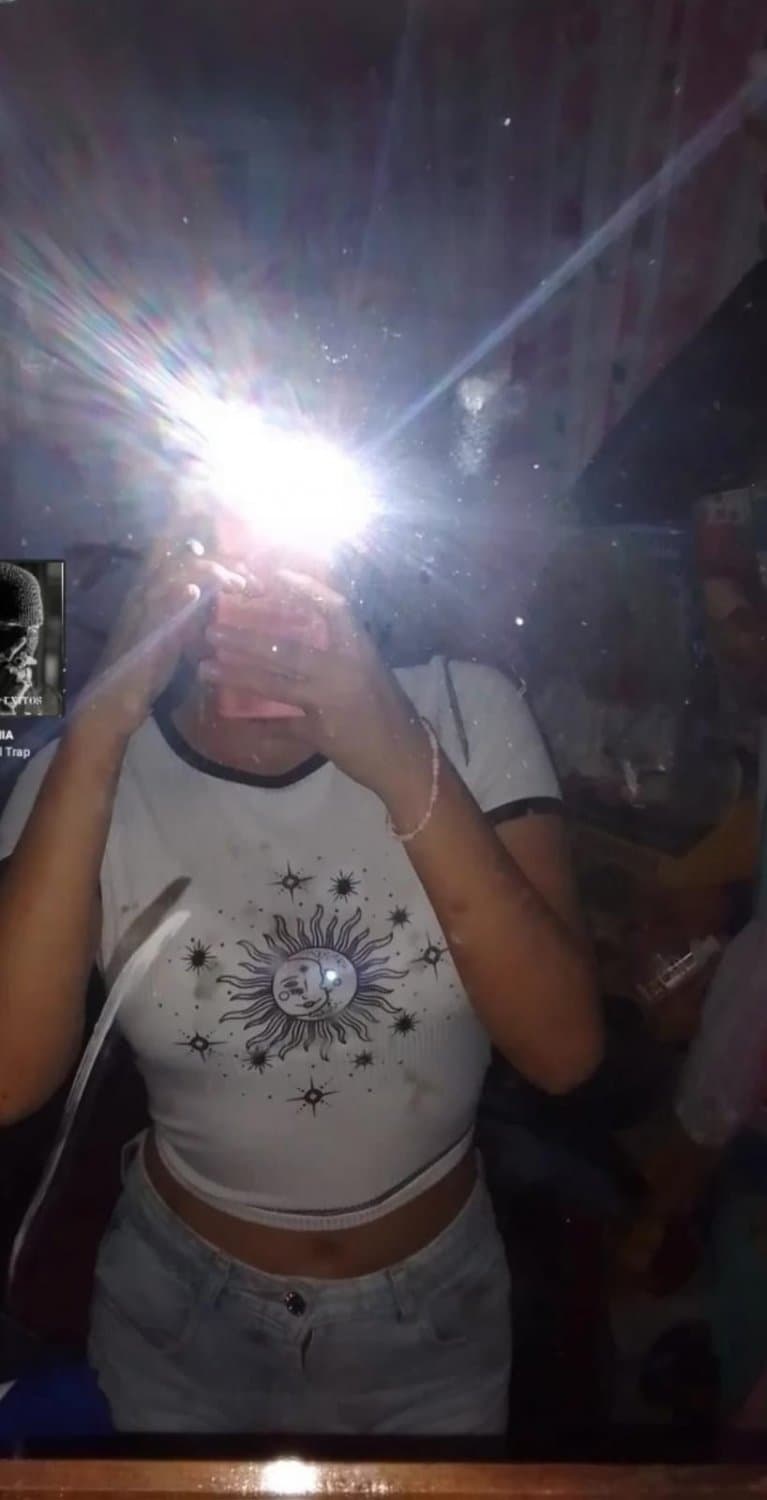 Morrita pendeja colegiala que le gusta ser exhibida y es adicta a tragar semen