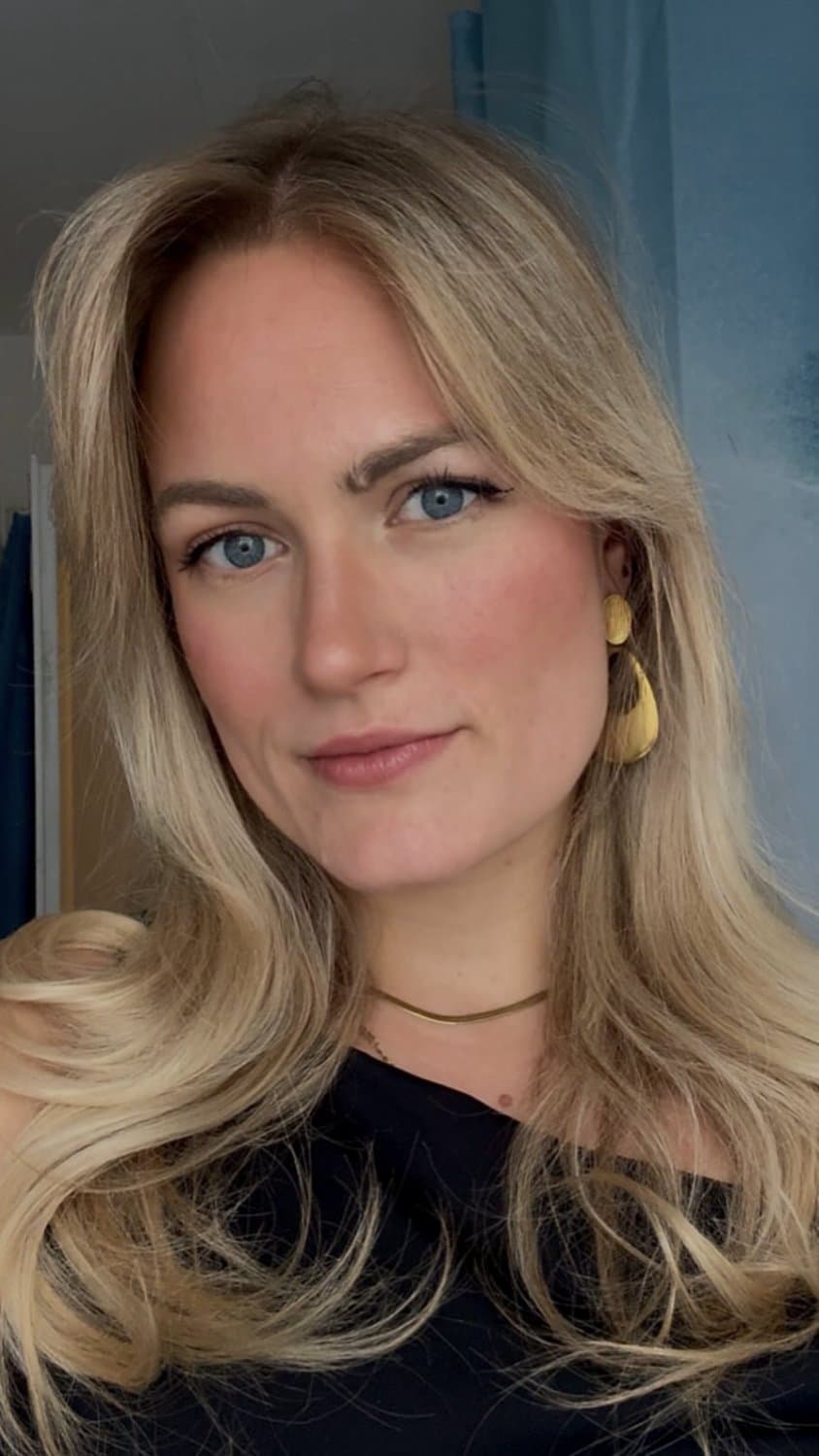 Young german slut earns money as escort / junge deutsche schlampe verdient ihr Geld als Escort