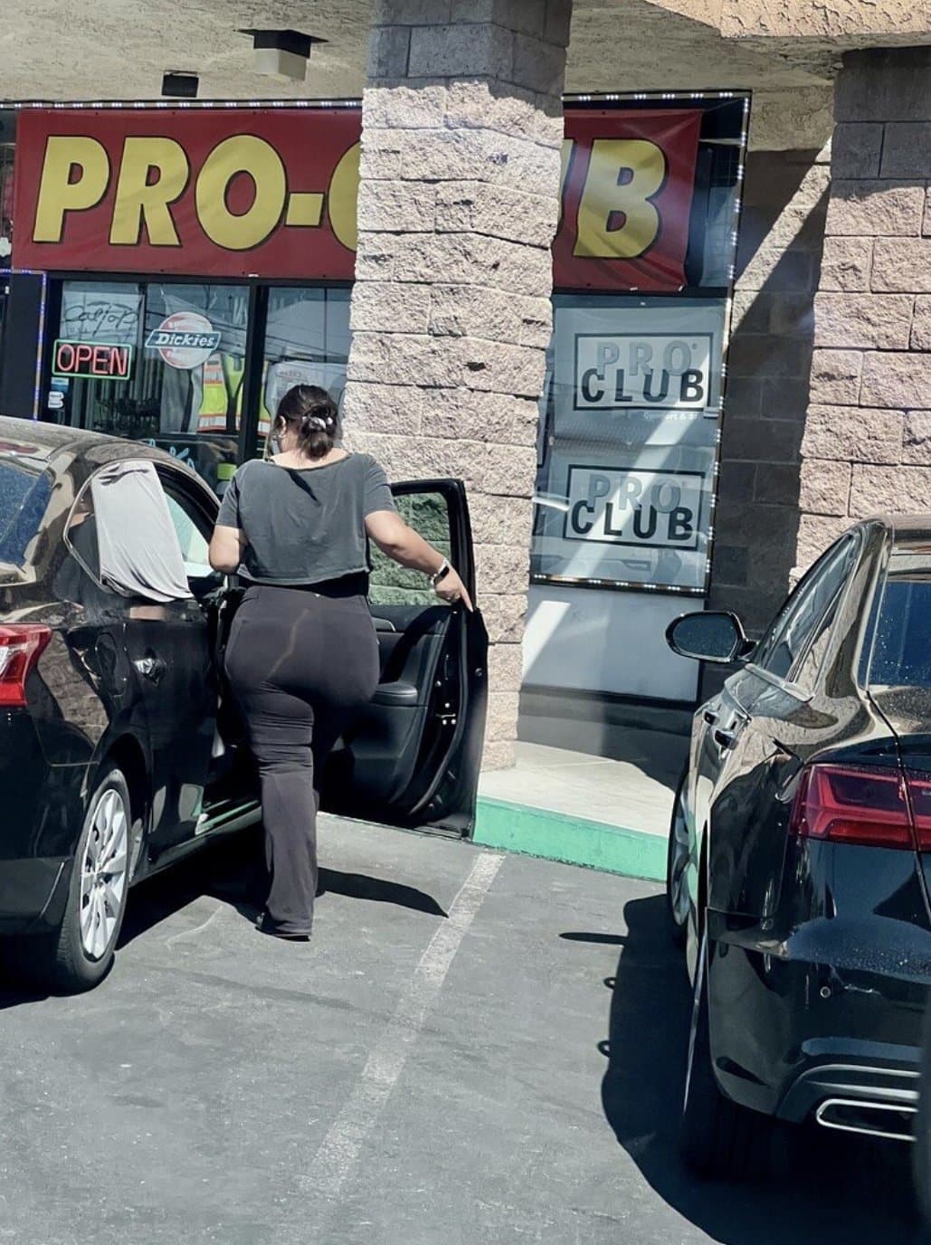 A bunch big booty hoes in public