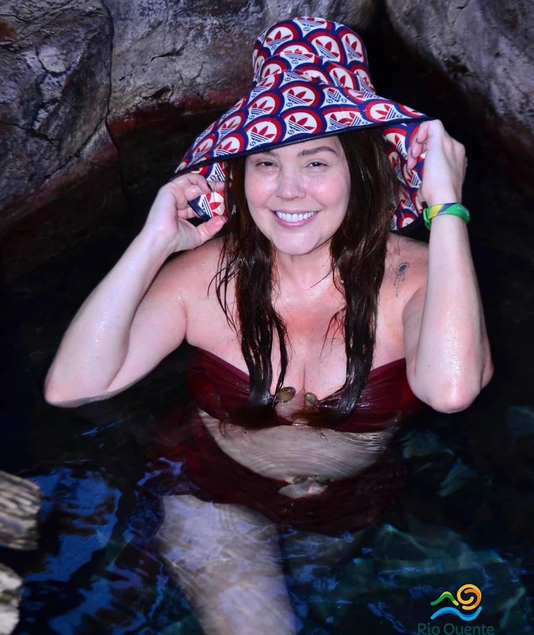 Simony, a cantora dos balões mágicos (originais e fakes)