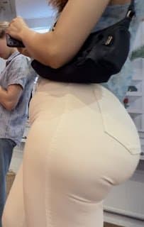 Mujeres hermosas en pantalones apretados pelirroja con curvas increíbles