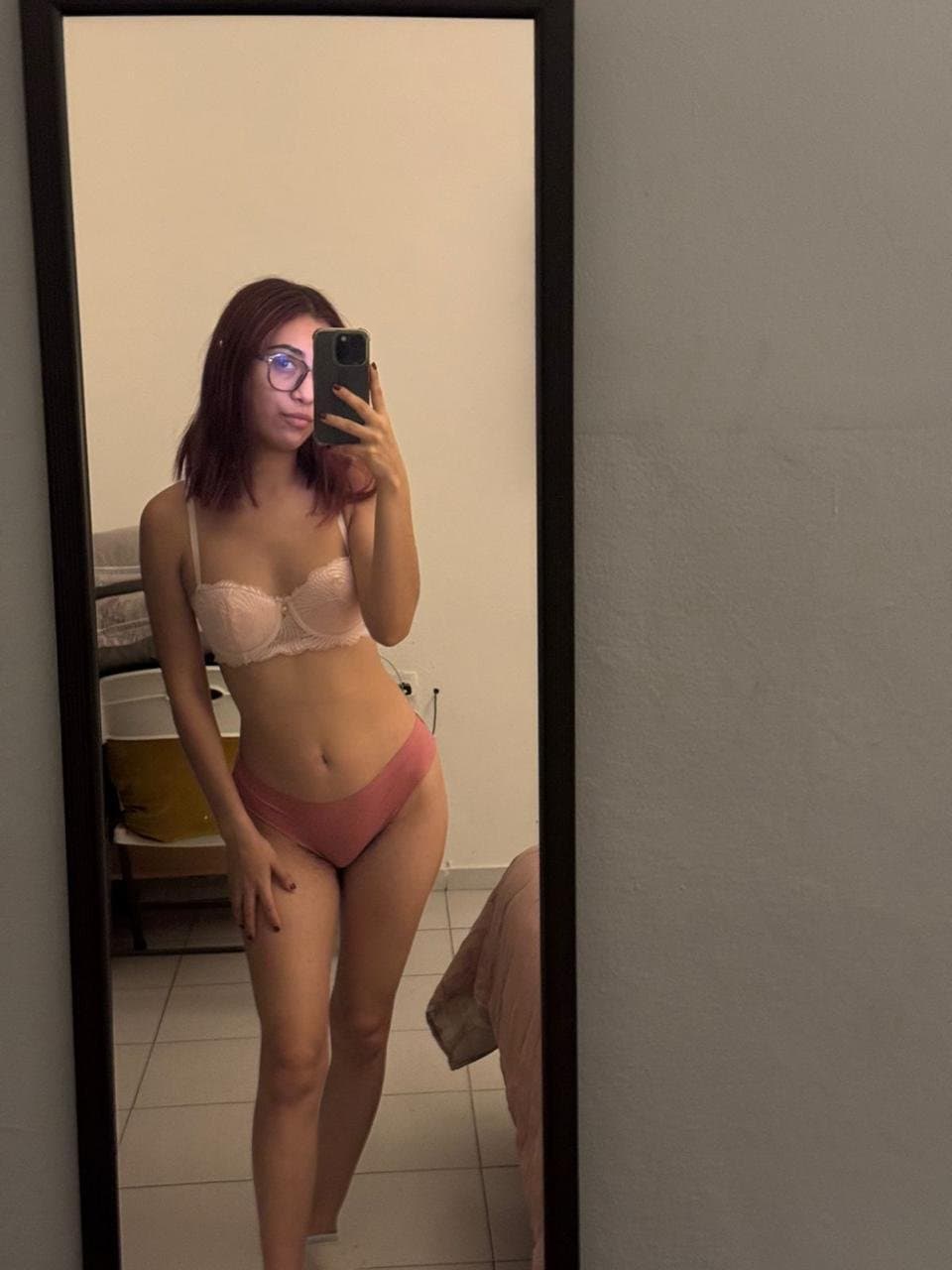 Flaquita puta le encanta mostrar su culo y su conchita peluda