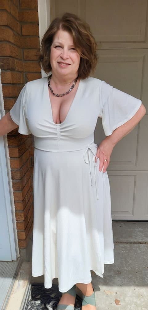 Brunette top to bottom. Chatham-Kent Ontario ?? Robin R. Seen her around? Pickleball beginner.