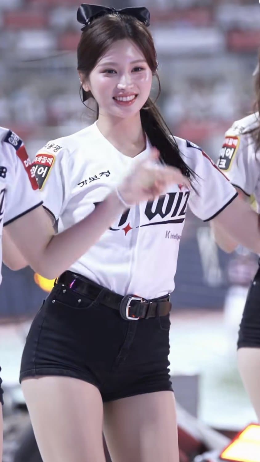 Korean cheerleader Kim Jung Won