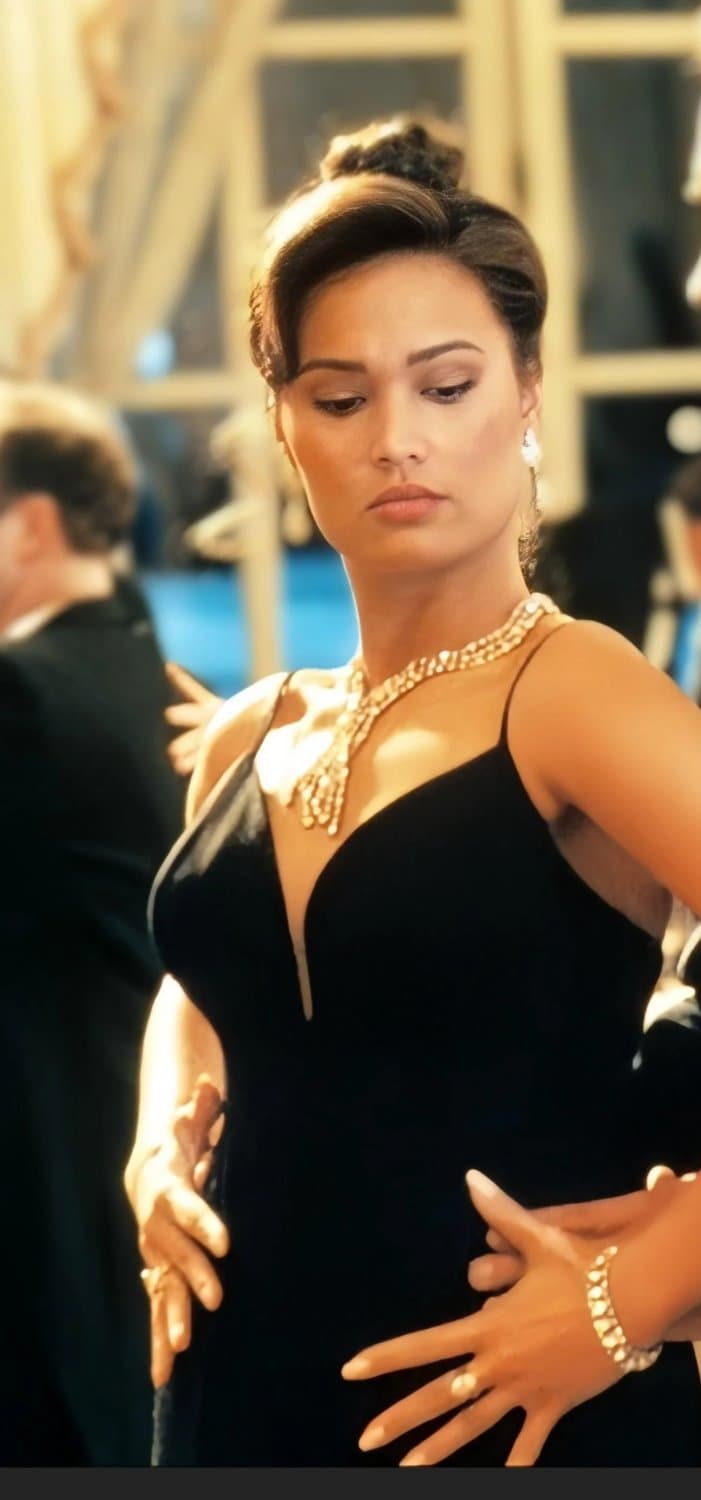 Actress Tia Carrere is your Asian dream woman. This curvy biracial retro celeb is a natural beauty