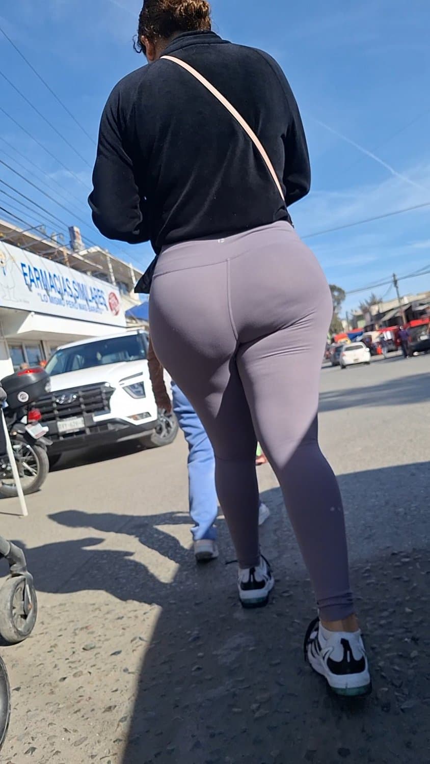Morena en leggings tremendo culazo