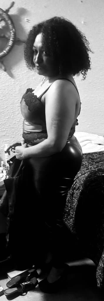 Freaky ass mature ebony cougar mom gets her phone leaked by iPhone repair guy