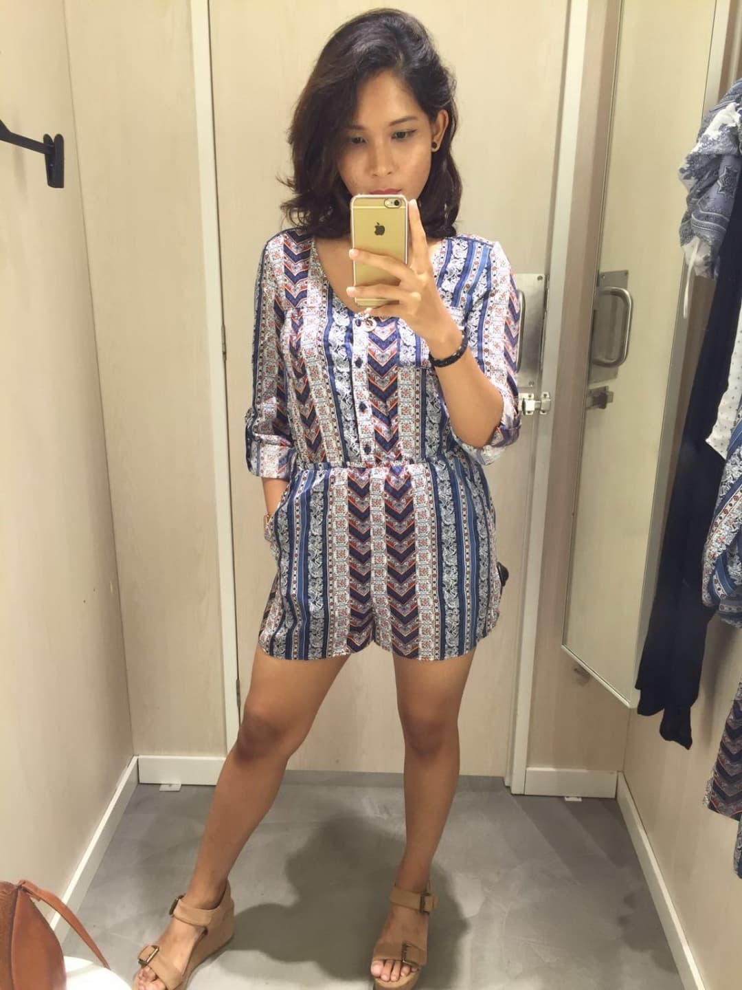 Singapore office lady can’t resist nude selfie in the changing room