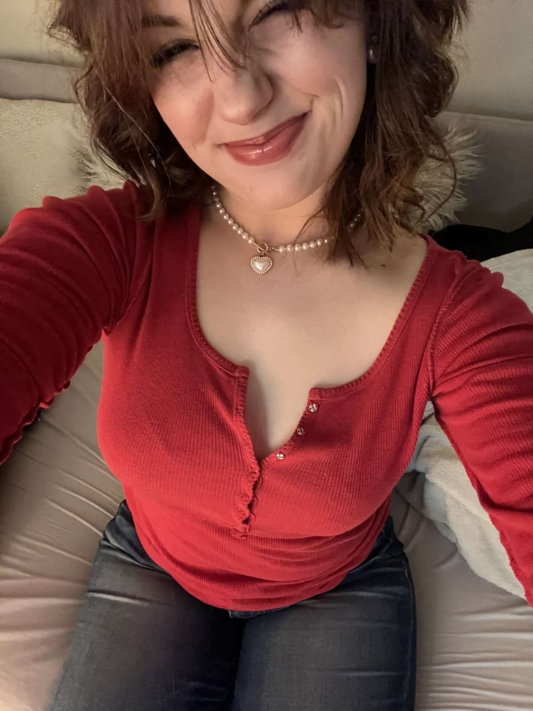 Click to view full size This horny 19 year old slut loves to fuck herself for older men