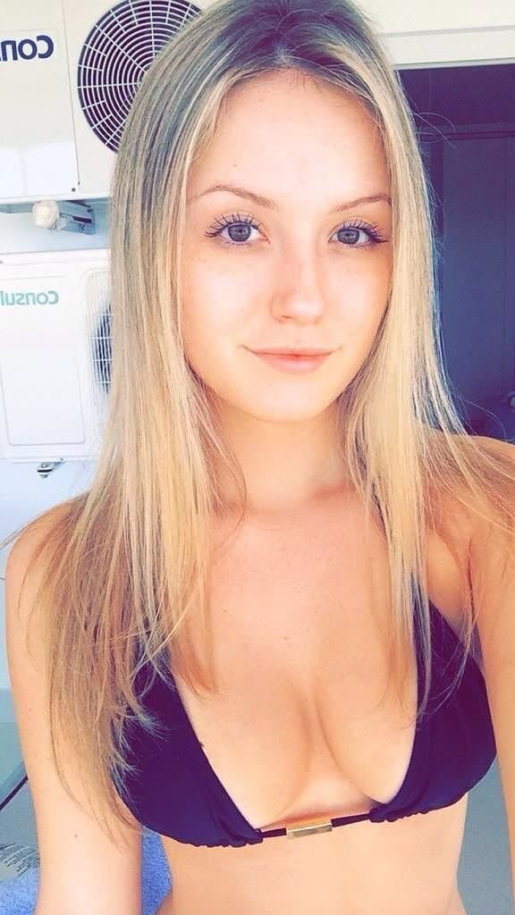 Novinha loira cavalgando gostoso vazou