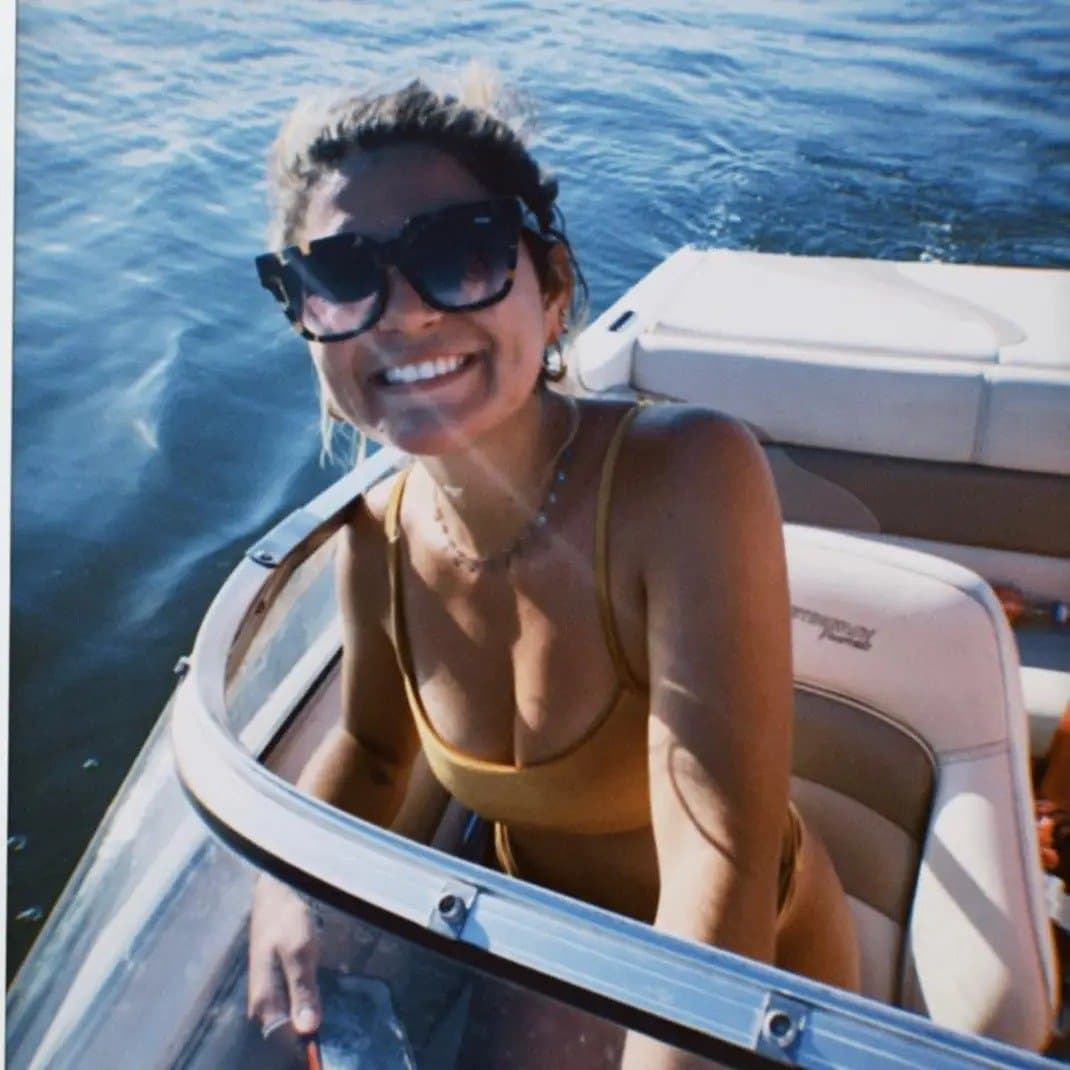 Dark haired, dark eyed sexy beauty wants you to goon