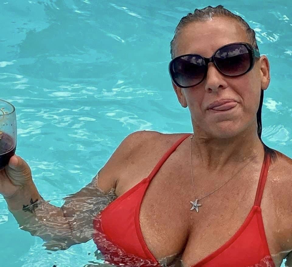 Fun milf shows the internet how much she loved getting naked on camera & in public