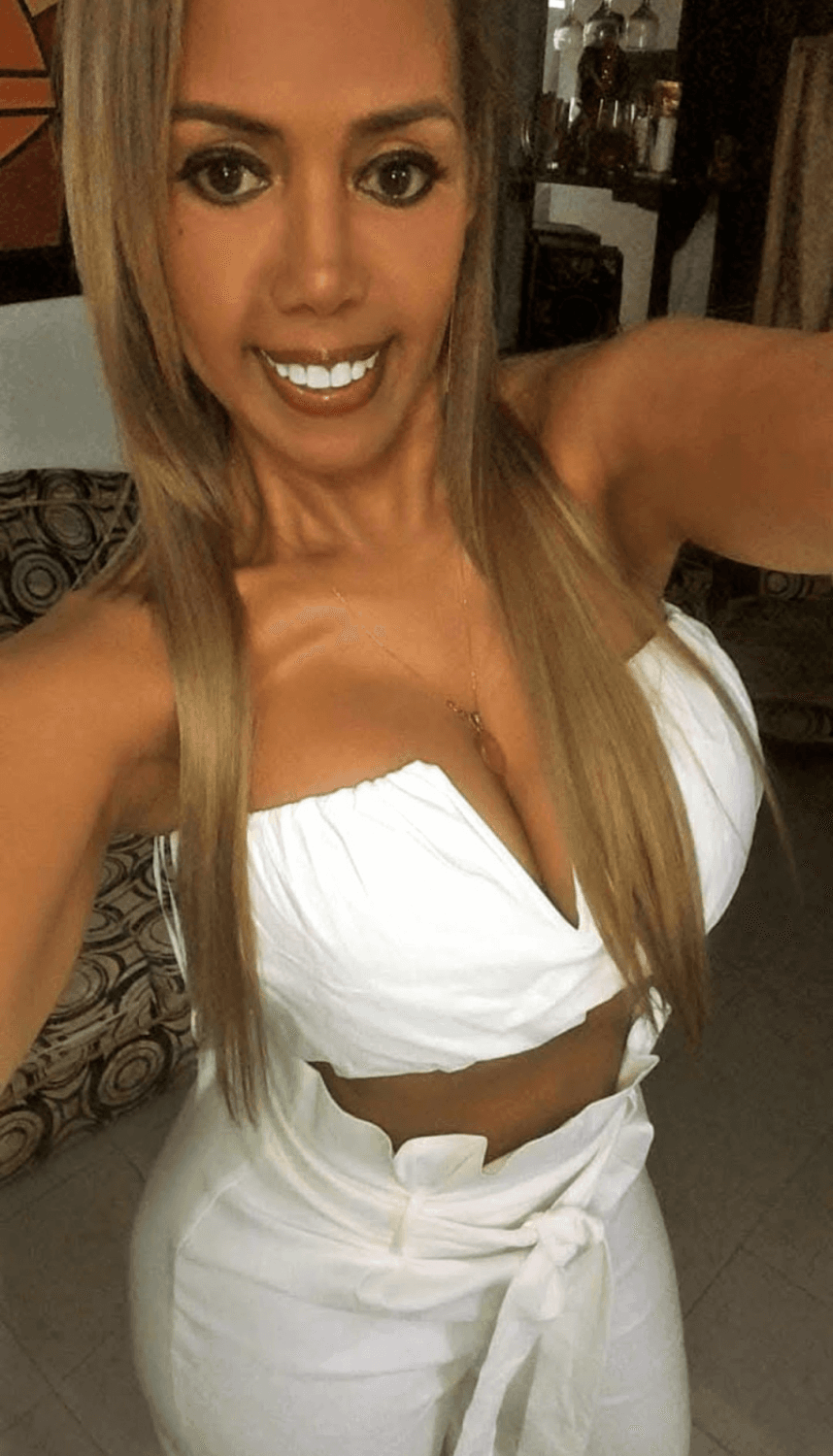 LES PRESENTO A MI TIA ESTA RIQUÍSIMA VIVE EN COLOMBIA EN OCASIONES TENGO SEXO CON ELLA MAMA RICO