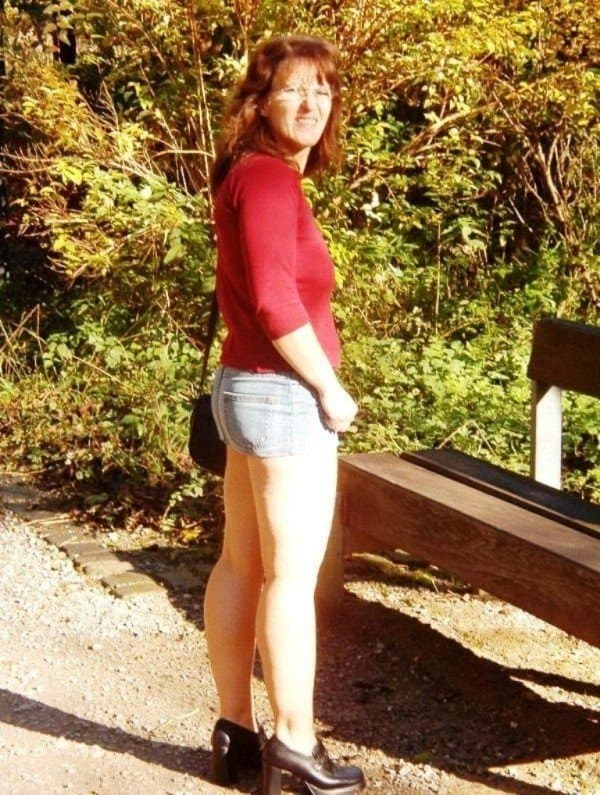 Kerstin ohne Slip unterm Rock -2