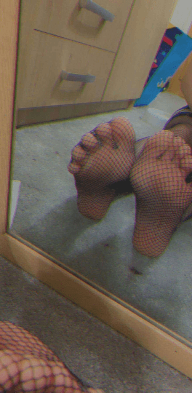 Femboy that wants to start selling! Socials along the pics