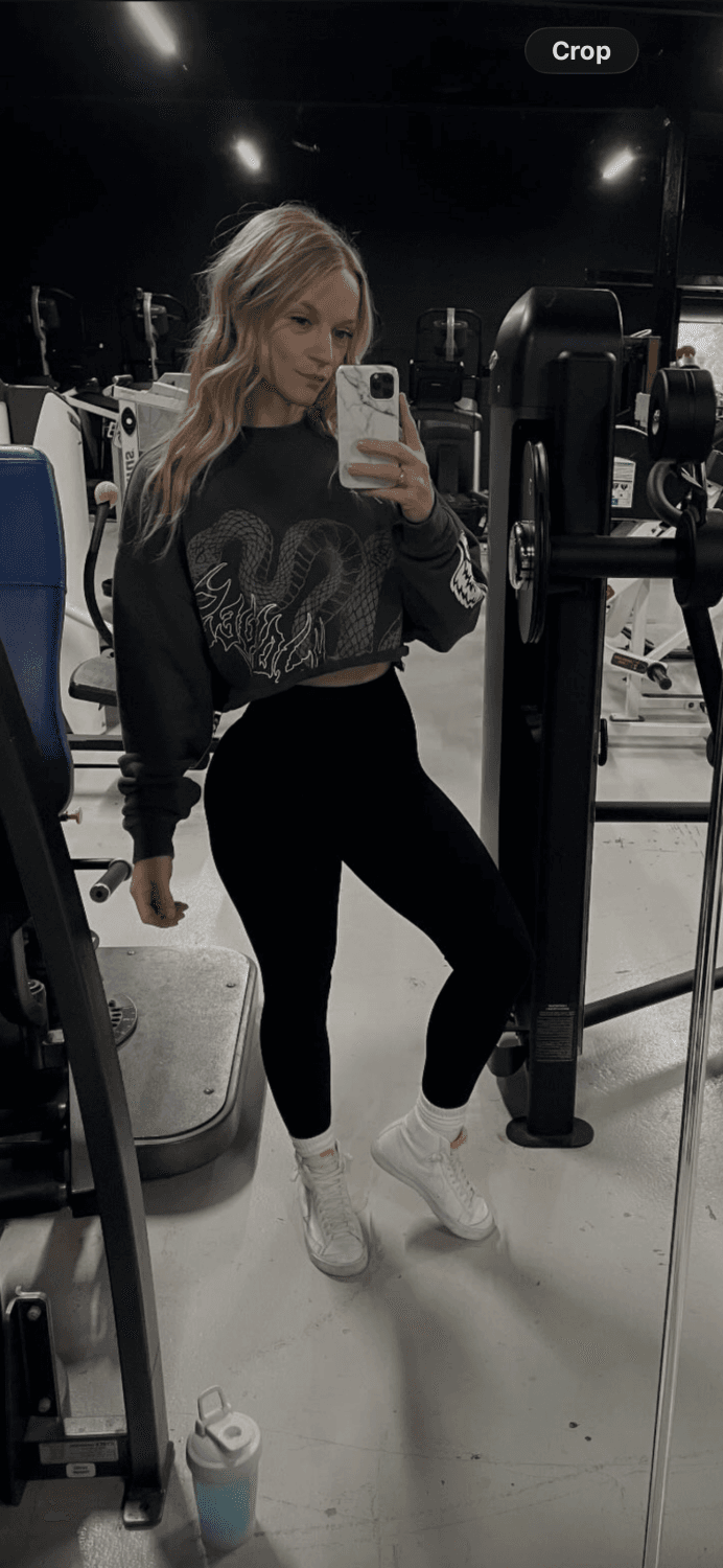 Gym girl let some buff bodybuilder bend her over in locker room. Big ass clapping back on his cock