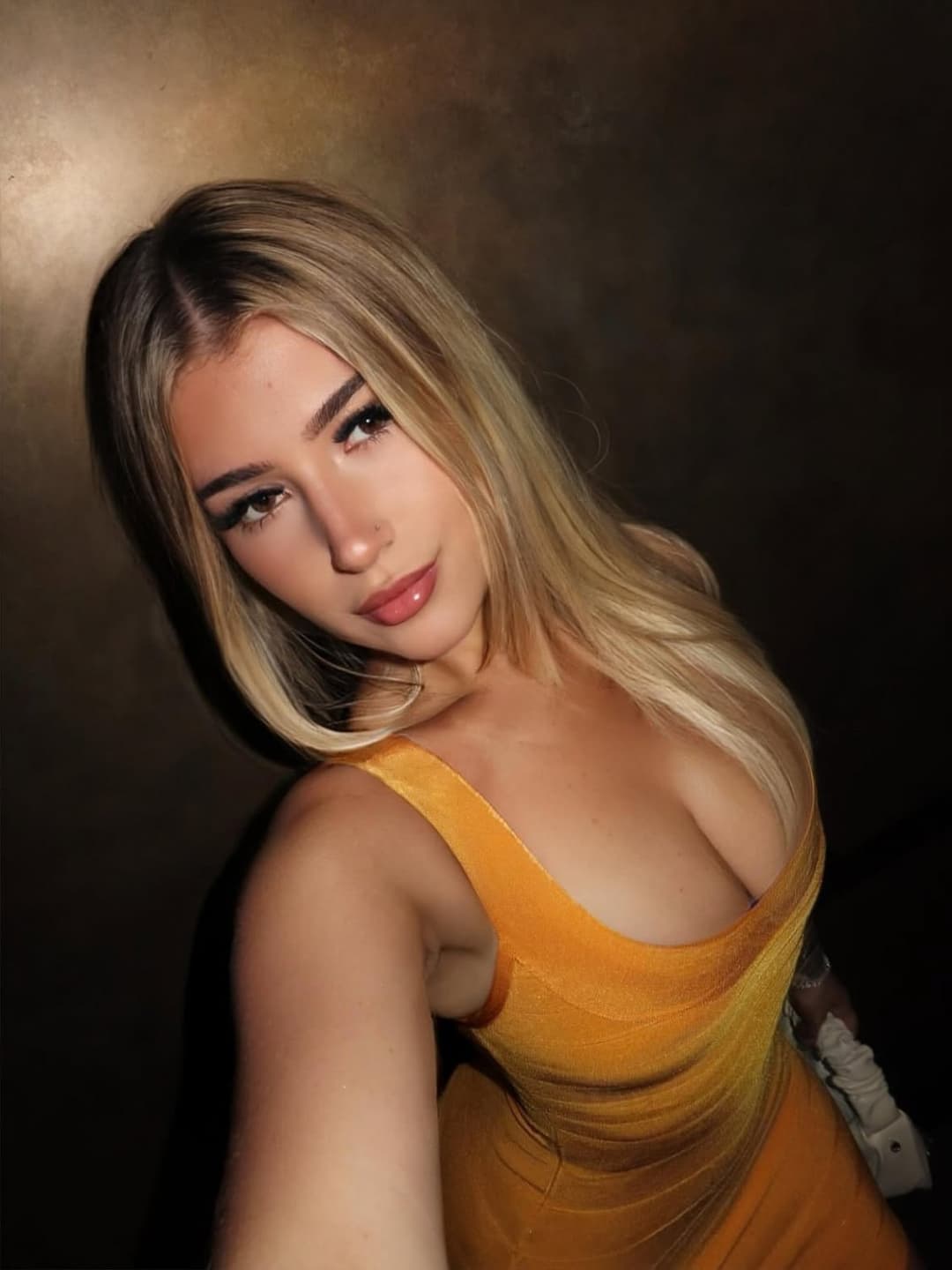 Viktoria, The Classy Gold Digger