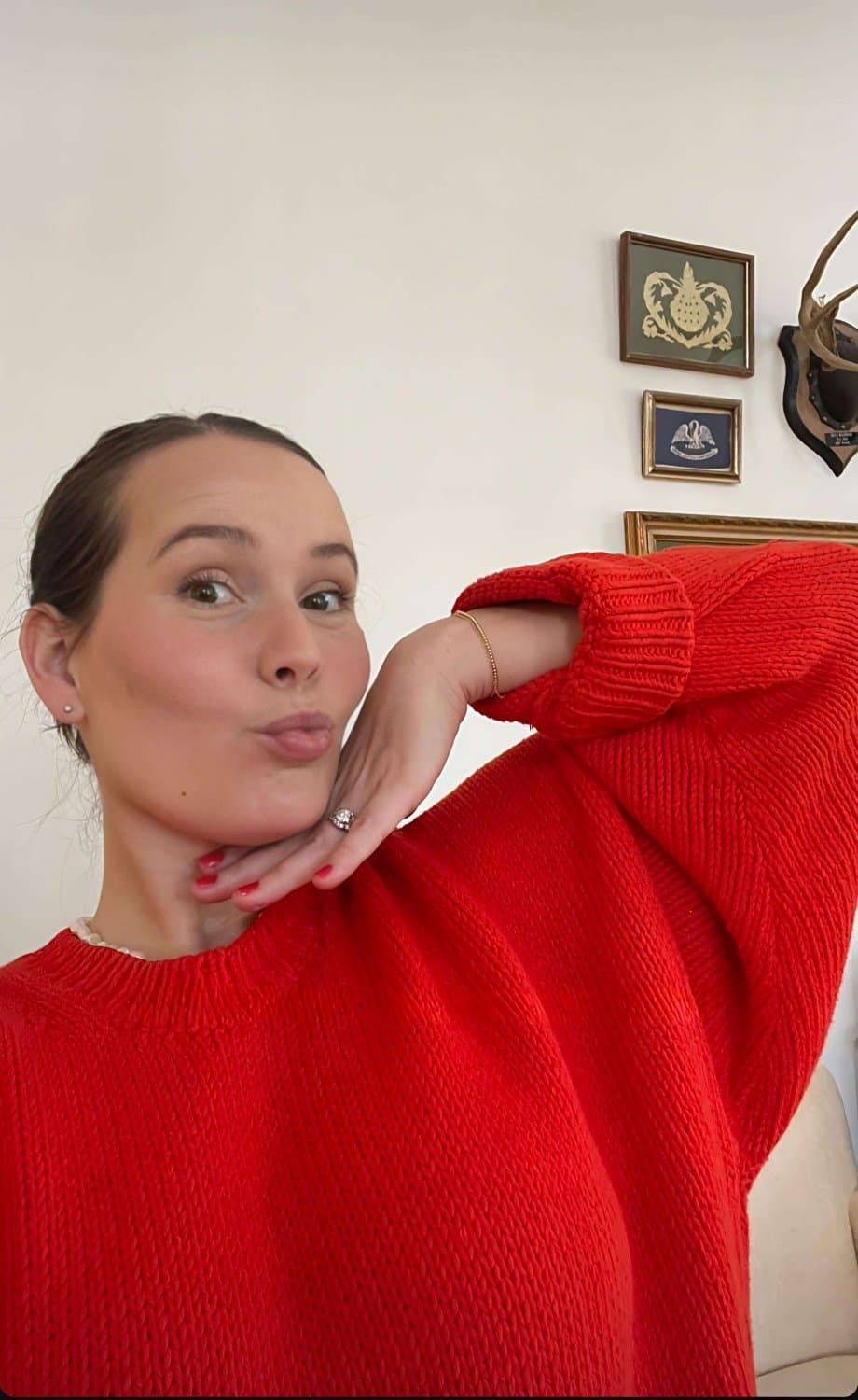 Christian milf whore Mary Kate Robertson has a hot mom bod and a five head that needs painting