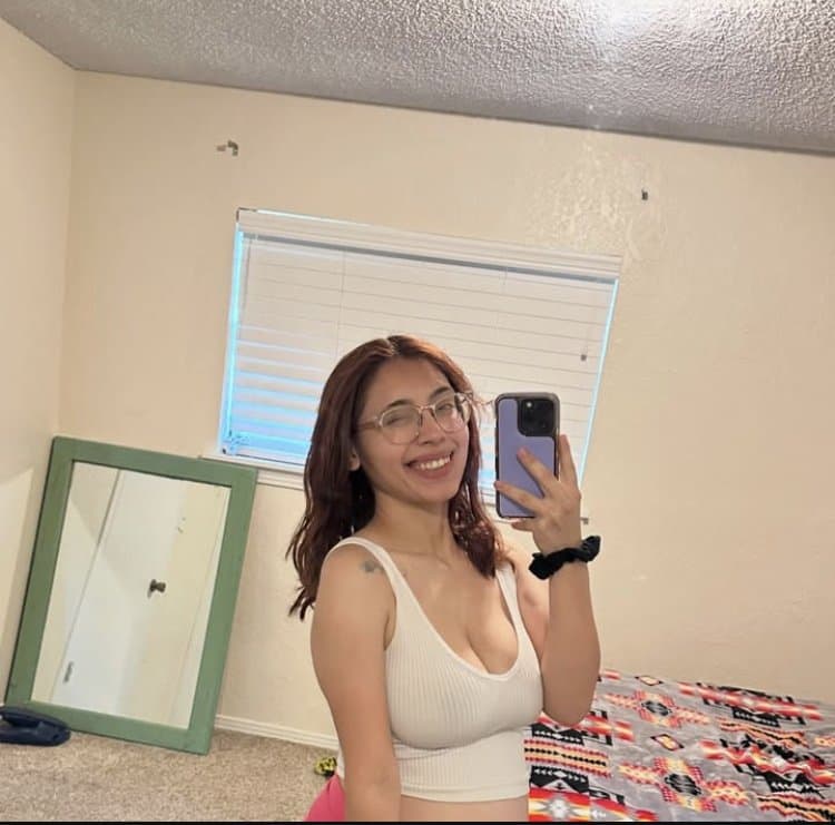 Salpicaría toda mi leche de ver como ya le cuelgan las enormes tetas a mi prima Sara