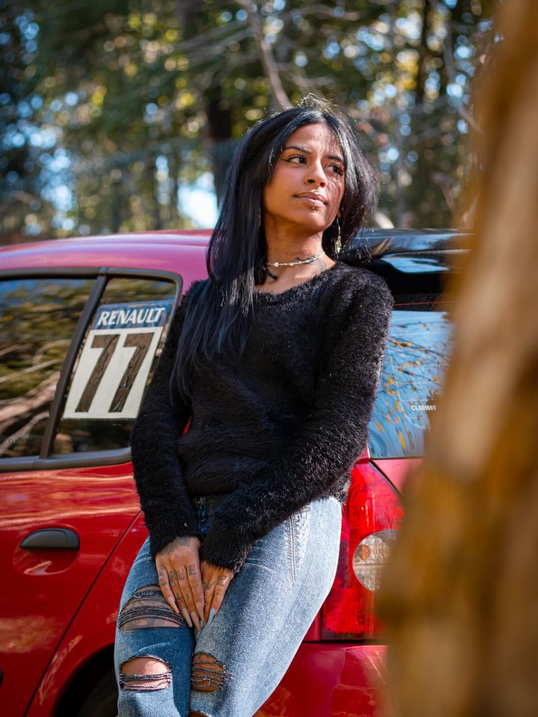 Cadelinha casada, mostrando os seios e falando dos seus piercings