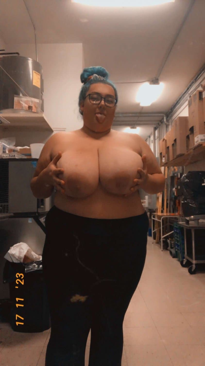 Fat white goon meat begging for bbc