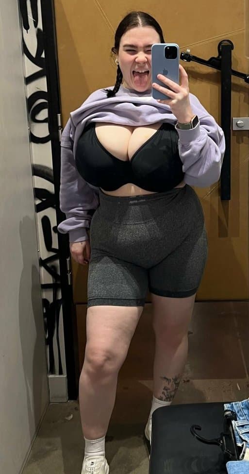 Boyfriend sent me these pics of his thick ass white girl to nut to