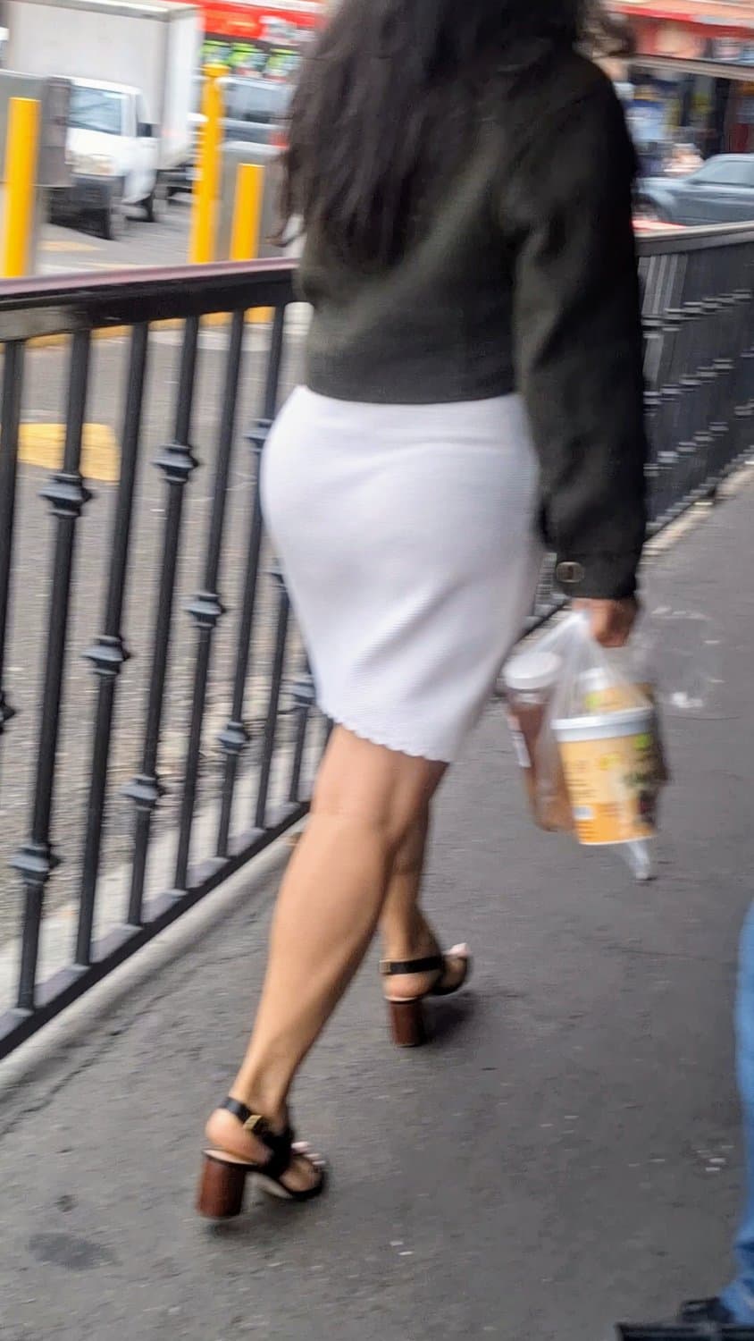 Madura mexicana en vestido blanco, sexy hot milf