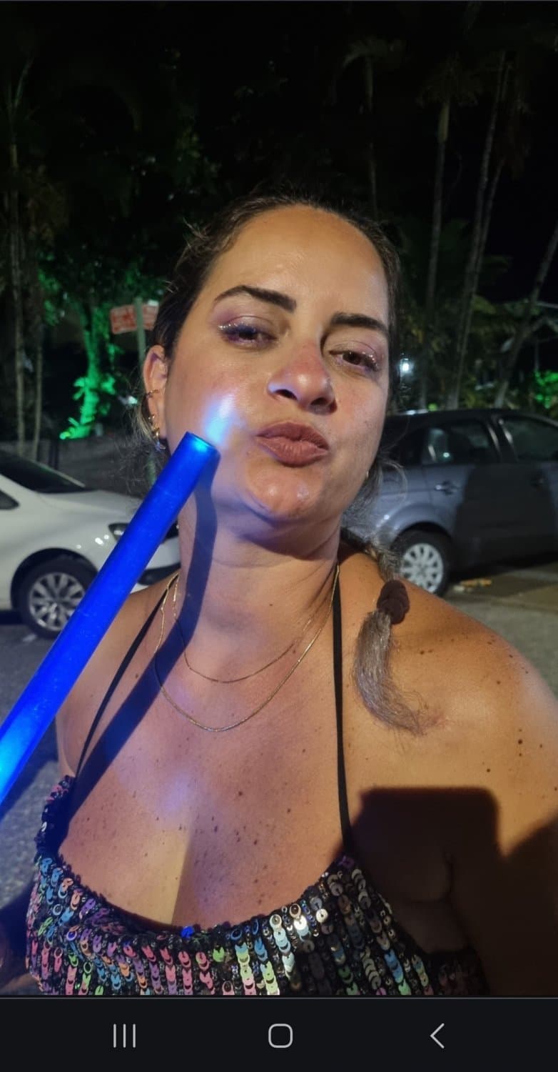 Click to view full size Michele enfermeira boazuda adora levar uma rola no bucetão gostoso