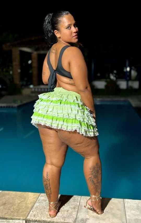 Grazy cavala bunduda de sainha