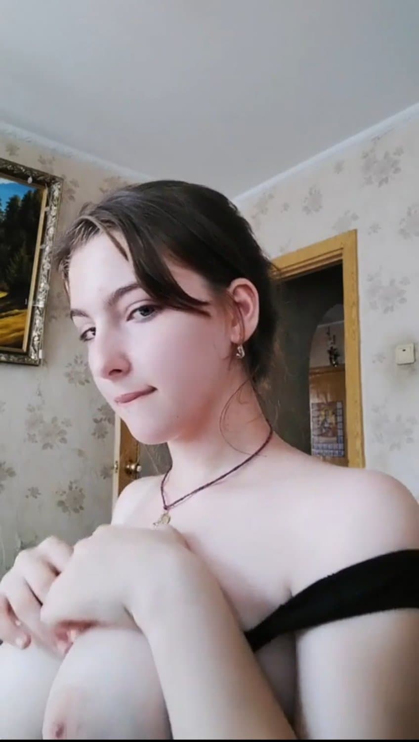 Novinha fez Live ficando peladinha enquanto arrumava o quarto