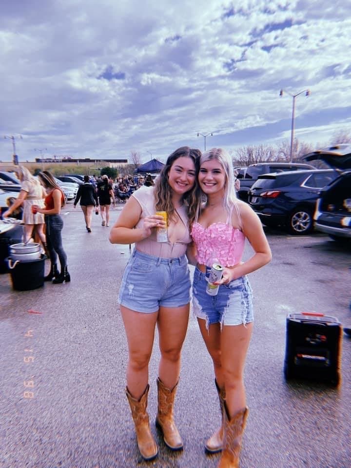 Linz is such a little hoe shaking that booty