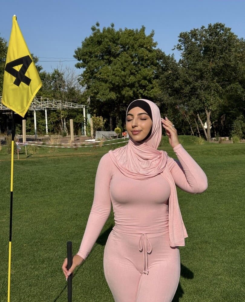 Noémy la plus grosse chienne arabe ?? ( Gros Seins - Gros Cul )