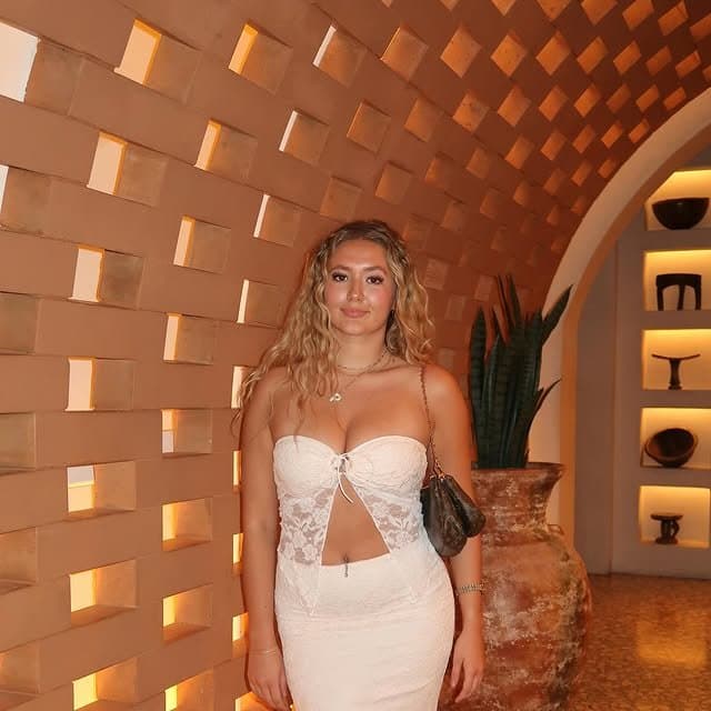 Sexy busty snowbunny teen Peyton