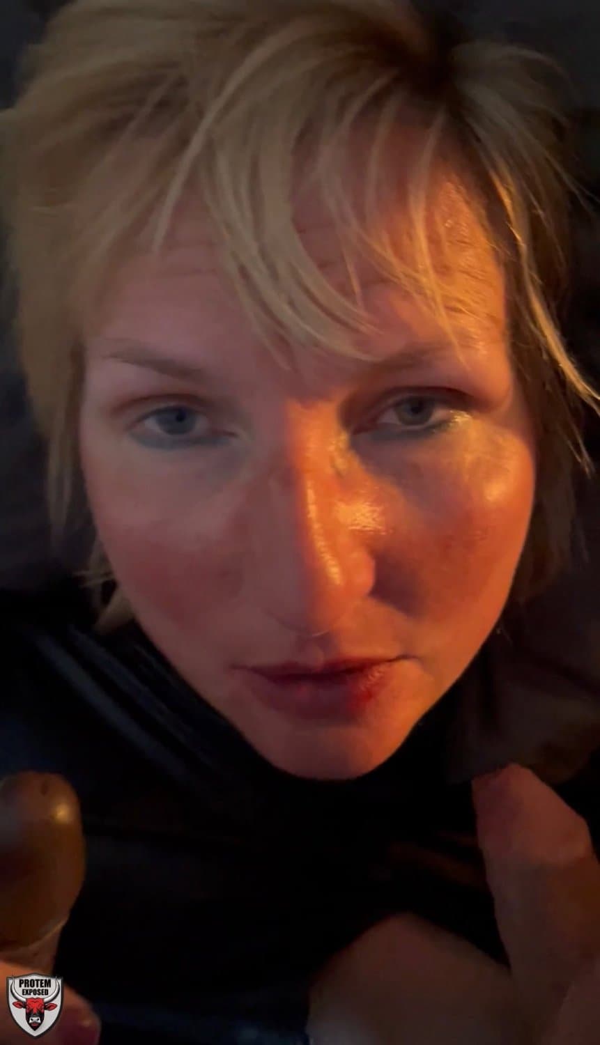 Sexy Dutch MILF Anna dildoing